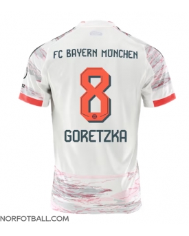 Billige Fotballdrakt Bayern Munich Leon Goretzka #8 Replika Bortedrakt 2025-26 Kortermet Billige Fotballdrakt Bayern Munich Leon Goretzka #8 Replika Bortedrakt 2025-26 Kortermet